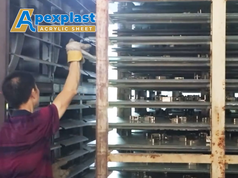 69144146d45b4.jpg 浇铸亚克力板生产过程4.jpg