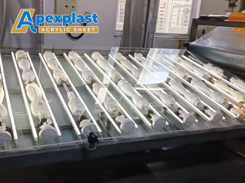 69144154f4191.jpg 浇铸亚克力板生产过程5.jpg